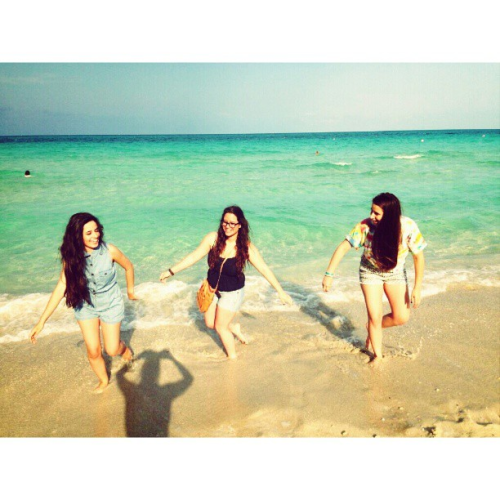 camEEla cabeYo ‏@camilacabello97Theyre flirting with me omg http://instagram.com/p/ZHGdJ2nbN4/ 