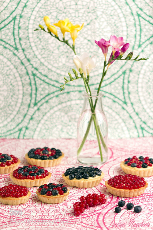 deliciousstuffs - Food styling and fotography of berry tartlets...