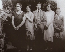 antipahtico:Frida Kahlo 1926 (center) (with her sisters and cousins) 
