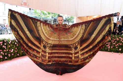 xandrachantal: omgthatdress: Jordan Roth came wearing an opera house. yes. I GAGGED AT THISI AM IN N