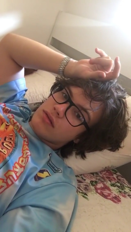pnksh1rts: can you believe max out there lookin like this