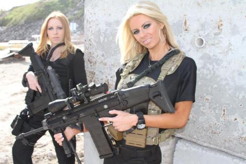 XXX sexygungirls:  Left: Lil Red Danger, RIght: photo