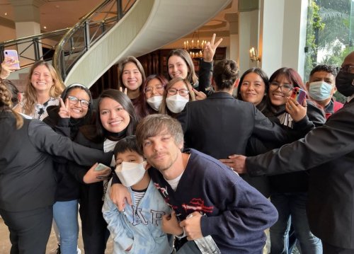 louistomlinsoncouk:Louis with fans in Lima, Peru - 1/6