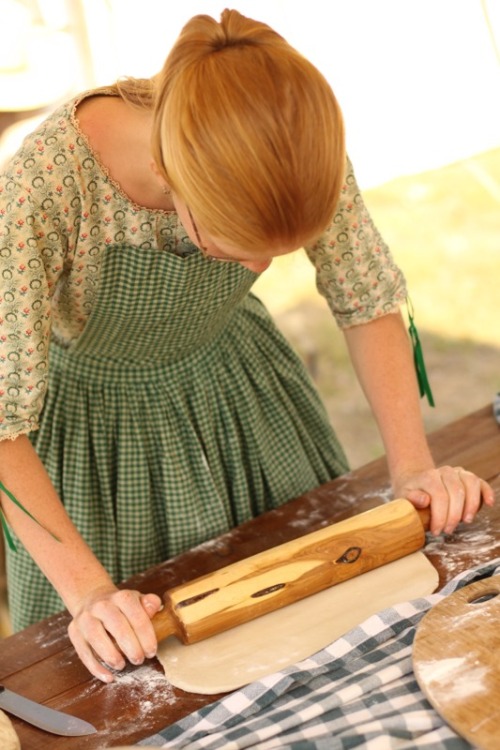 feminine143:Pull up your hair and put on your favorite apron. A female’s work is never done ❤️