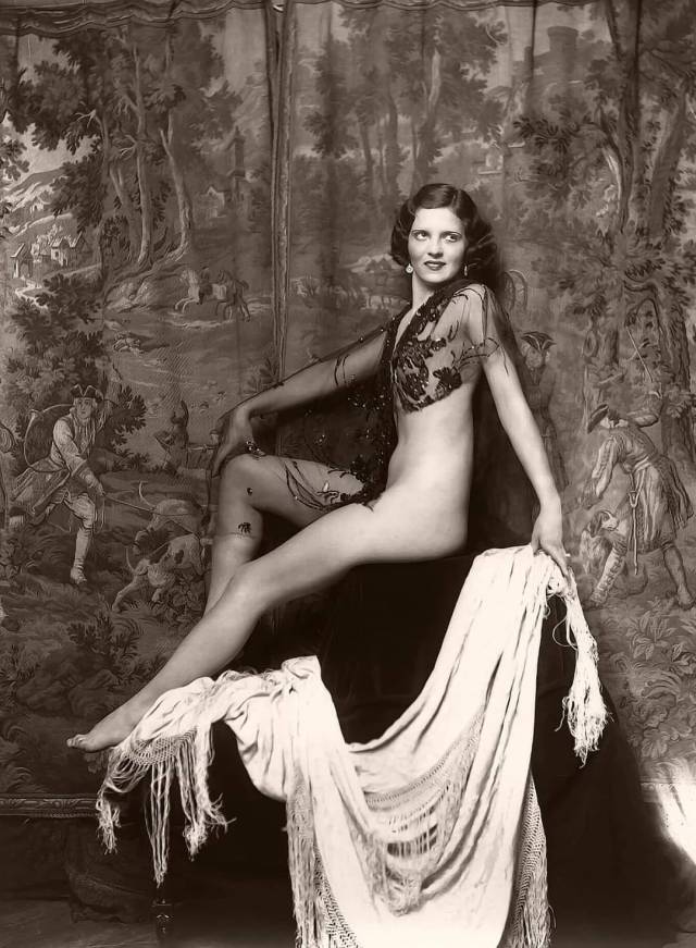 Ziegfeld Girl, Lena Thomas, 