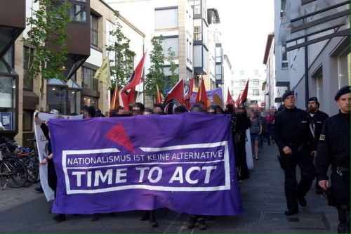 wir-bleiben-nicht-still:  Nationalismus ist keine Alternative!  Gestern machten 500 junge Menschen in einem Demozug durch die Paderborner City angeführt von einem autonomen Block lautstark Stimmung gegen Höcke und die AfD. Insgesamt waren mehr als 1000