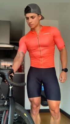 twinpeaker:gaycyclist75:those thighs…