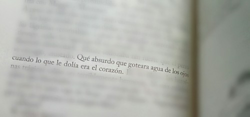 geekyplace:“Que absurdo que goteara agua de sus ojos cuando lo que le dolía era el corazón”