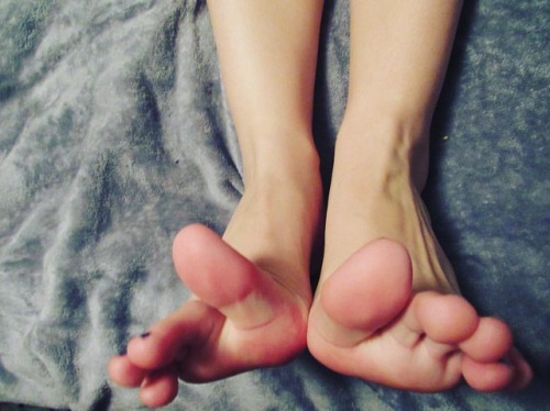 Attempt at a toe spread #archqueen #longtoes #bigfeet #sweatyfeet #barefoot #size12 #succulenttoes #