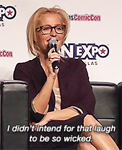 drunkbedelia:Gillian Anderson being a dork at Dallas Comic Con 2015 | Video