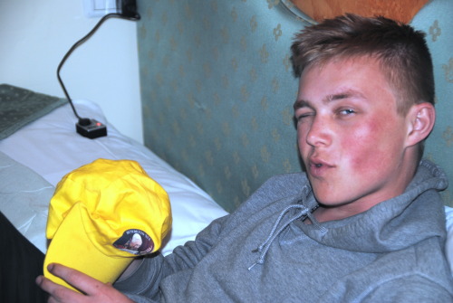 ehsth:  lol wtf am I doing? that hotelroom was so ugly, and small… such a traumatic experience