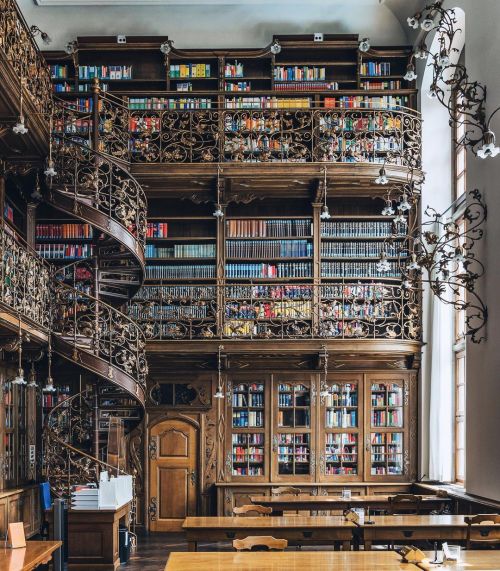 utwo: Beautiful library in Munich Bavaria©