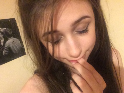 momoiro-kitten:  feeling very ickle tonight ~🌸~ watching beauty and the beast