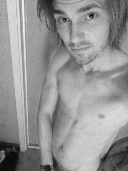 nakedguysfromkik:  Treasure :)  next post, his cum!