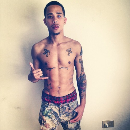 thecutestboysever:  http://killalondon.tumblr.com/ 