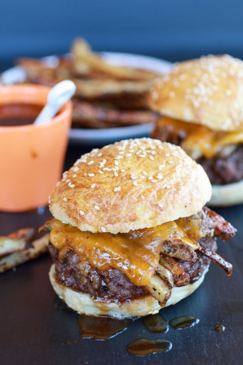 boozybakerr:French Fry Bourbon BurgerOh…Oh man.  Oh…just…just stuff me mercilessly with these….Oh yes. 