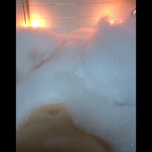 #mybelly_eu_fall #bubbles #bubblebath #mybelly #bellybutton #relaxing #metime #hehe :)