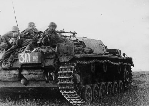 ww1ww2photosfilms:  Soldaten with Leichtem MG 34 on Panzer Sturmgeschütz Stu.G.III