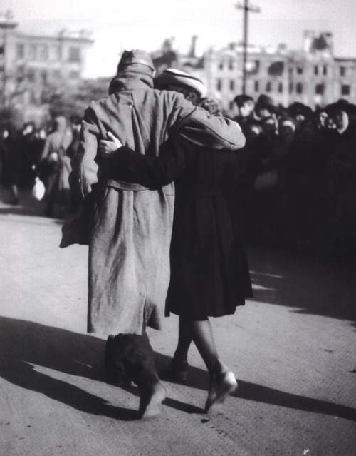 an-overwhelming-question:Ernst Haas - Return of a Prisoner of War, 1946