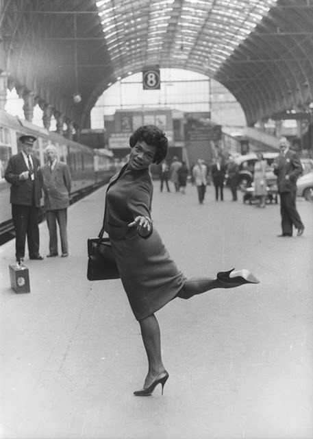 Eartha Kitt arrives at London’s Paddington Station for a two-month cabaret engagement in 1960