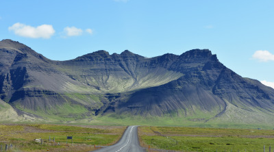 IJsland is een aaneenschakeling van prachtig natuurschoon. Op deze foto zien we een uitgebluste vulkaan die dominant in het landschap staat.