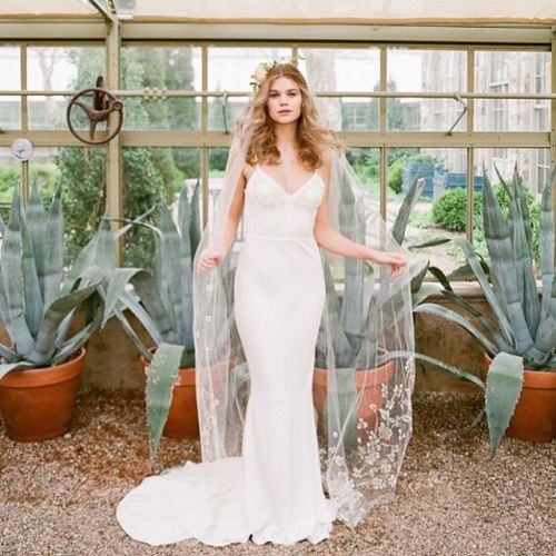 Simple elegance for a classic bride. #captured by @corbingurkin #predameweddings #bridalbeauty #brid