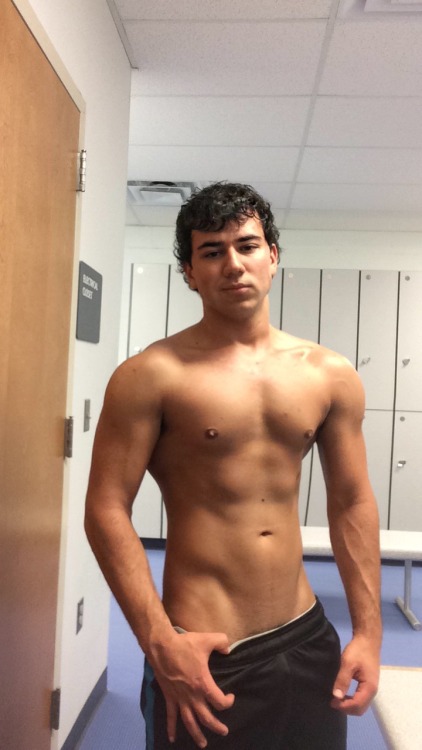 2sthboiz:  omfg that cock…. yum !