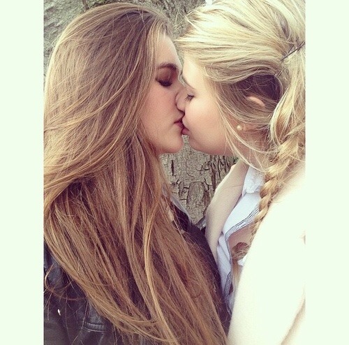 Blondes kisses