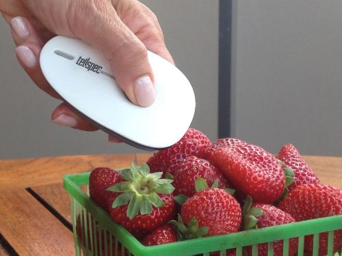 edwardspoonhands:  internetofth:  TellSpec  TellSpec analyzes the findings using the algorithm and sends a report to your phone telling you the allergens, chemicals, nutrients, calories, and ingredients in the food. TellSpec is a three-part system which