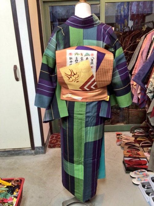 Colors, style, pattern, I love everything about this outfit &lt;3 (kimono with vintage Kumadori/Oshi