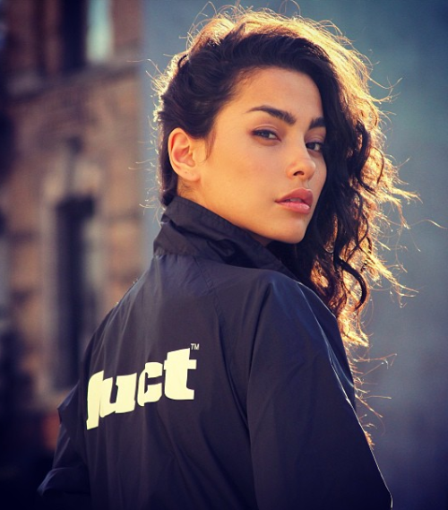denimcatfish:  whatabeautifulkuv:  omg omg she really looks like kuv  Hell if she had thinner eyebrows she could be Asami too. lel