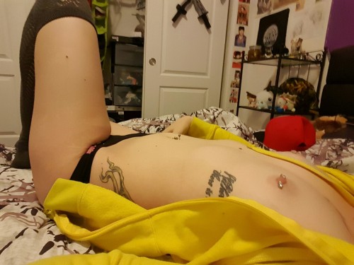 bellaslittlesecrets:  I came in like a pokéball.