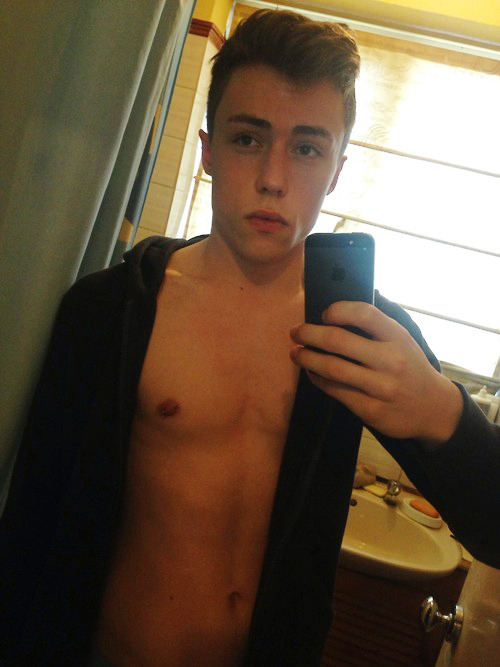 tylerjeromeh:  selfiemon:  i shouldn’t be allowed a mirror or a camera  torso game
