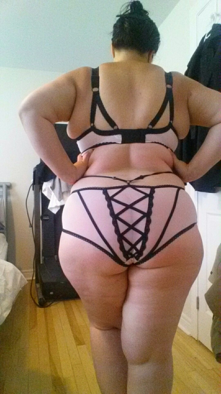 curvy-gal:  Hubby bought me this beautiful lingerie set…I think he liked it on