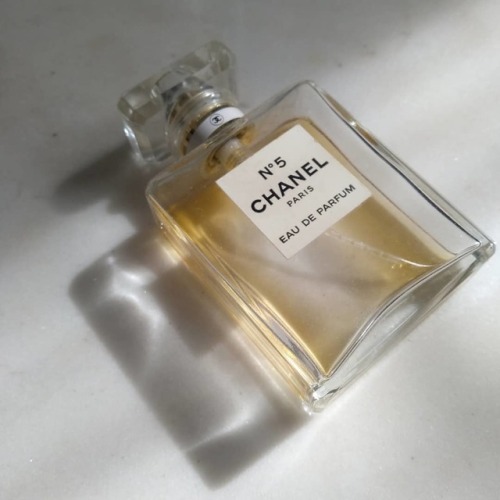 Life should smell like quality over quantity . . #chanel #perfume #luxury #photography #lessismore #