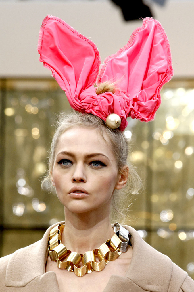 The Makeup Brush — Sasha Pivovarova at Louis Vuitton Fall 2009 RTW