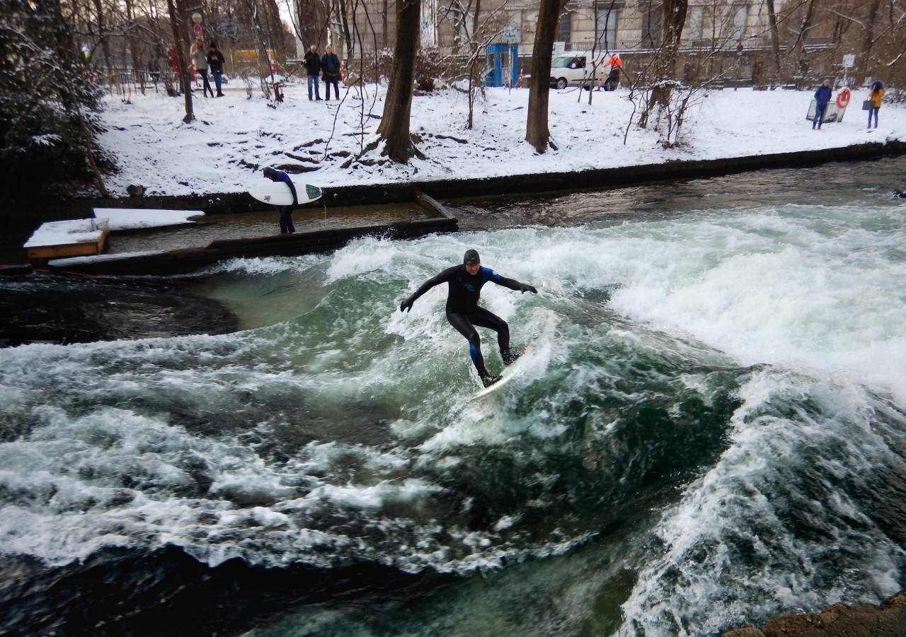 SURFEAR EN EL RÍO. Los surfistas de Múnich encuentran cada día su “la ola perfecta” bajo uno de los puentes que cruza el río Eisbach. Ese río es artificial y atraviesa el Englischer Garten (‘Jardín Inglés). Nadar en él está prohibido y, por supuesto,...