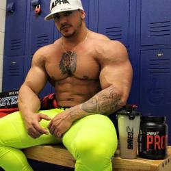 monsieurunivers:  god bless the bodybuilders and the lycra trousers 