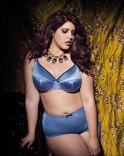 bag-of-brains:  Denise Bidot in lingerie