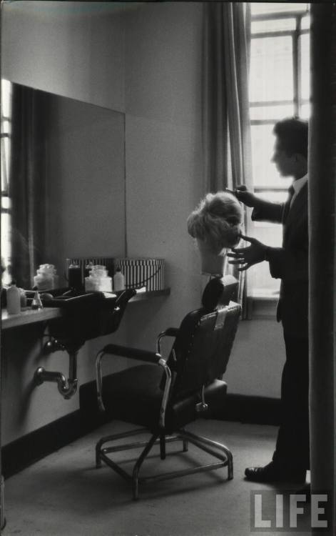 Styling a wig(Nina Leen. 1958)