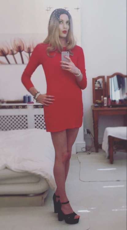 charljohnston:Celebrating the return of the reds with some more photos of this red dress!  Beutifull