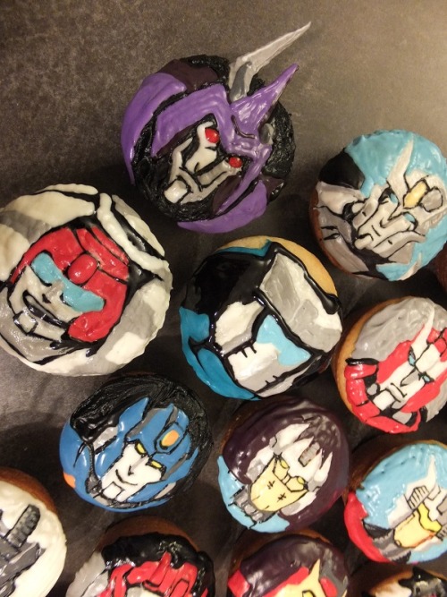 goddamnitriot:  blackunic0rn:  It’s Reading Week, I love Transformers: More Than Meets the Eye & I have a history of doing nerdy things with cupcakes for my boardgaming crew. Thanks to Dean for whipping the batter & letting me occupy his