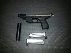 tombstone-actual:  bluefouralpharomeo:  New addition to my Walther P22  Whoa that’s sweet 