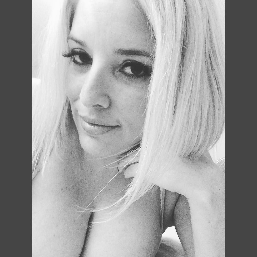 Just saying #hi #saturday #classic #blackandwhite #blonde #shorthair #cleavage #camgirl