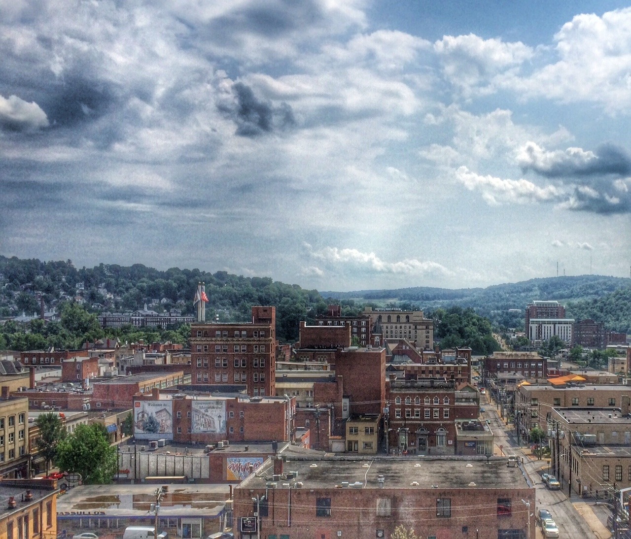 This incredible photo of Morgantown was taken by Robert Phipps. Check him out @robertgp421. It was taken from WVU’s White Hall.
He takes wonderful photographs. Follow him to check see what else he’s got.