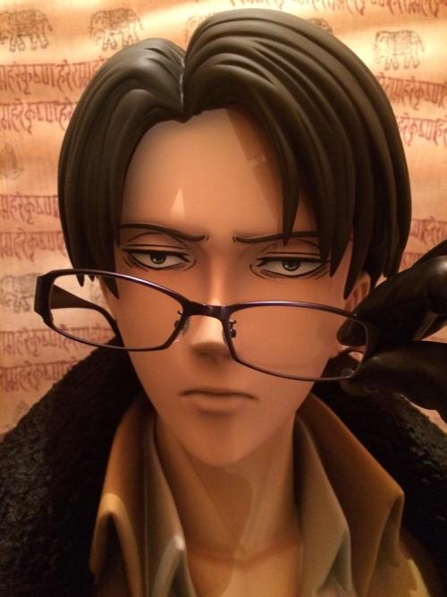 Life-size Levi figure owner rurukota has been dressing him up at home (Among other things).More on the life-size figures here!ETA: Added megane!Levi, lol.