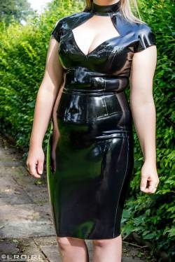 latexbondagedoll:  glossyfashionstuff:  You don’t need to be a size 12uk/size40eu or less to look good in latex  Dam right…..if it’s tight and it’s shiny anyone can look hot’ 