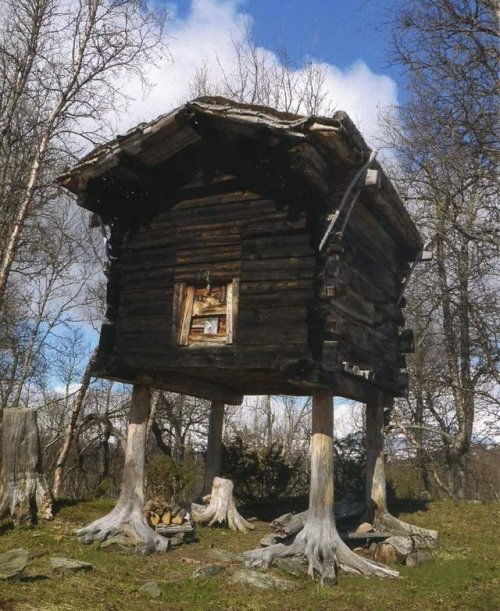 minkidoodles:evilbuildingsblog:One of the oldest buildings in Hattfjelldal municipality in Nordland,