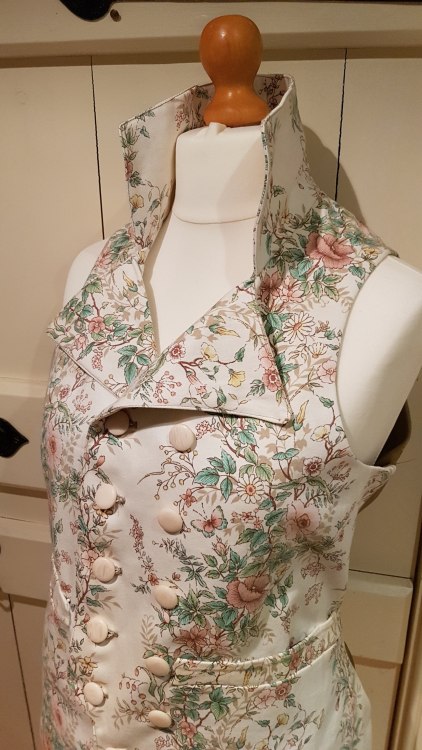 lebedame-wegelagerin: hattedhedgehog: I made an 18th century waistcoat out of curtains from a charit