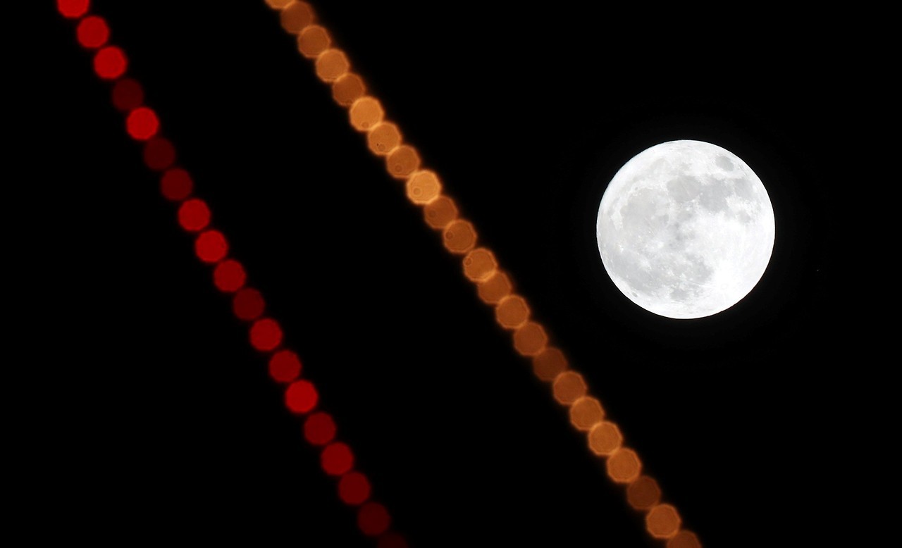 SUPERLUNA. El fenómeno de la Superluna se produce cuando hay una Luna llena y el satélite terrestre atraviesa el punto de su órbita más cercano al centro de la tierra.(EFE /AP)
MIRÁ TODA LA FOTOGALERÍA—->